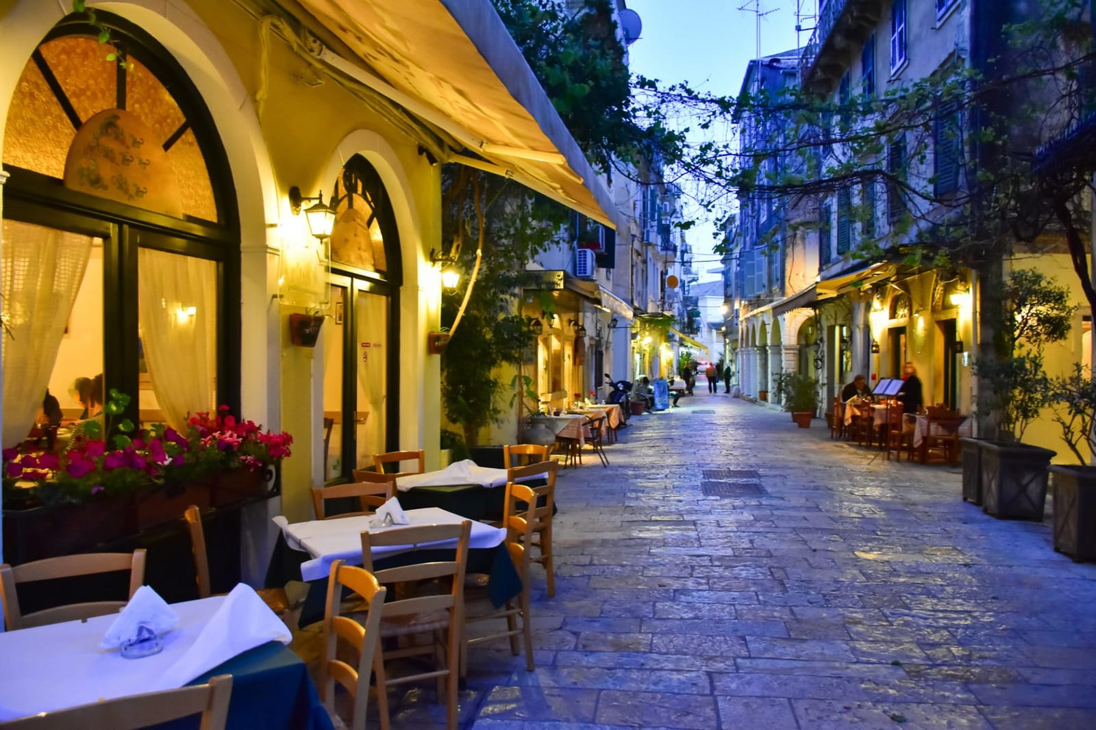 Wonder around the old Corfu town